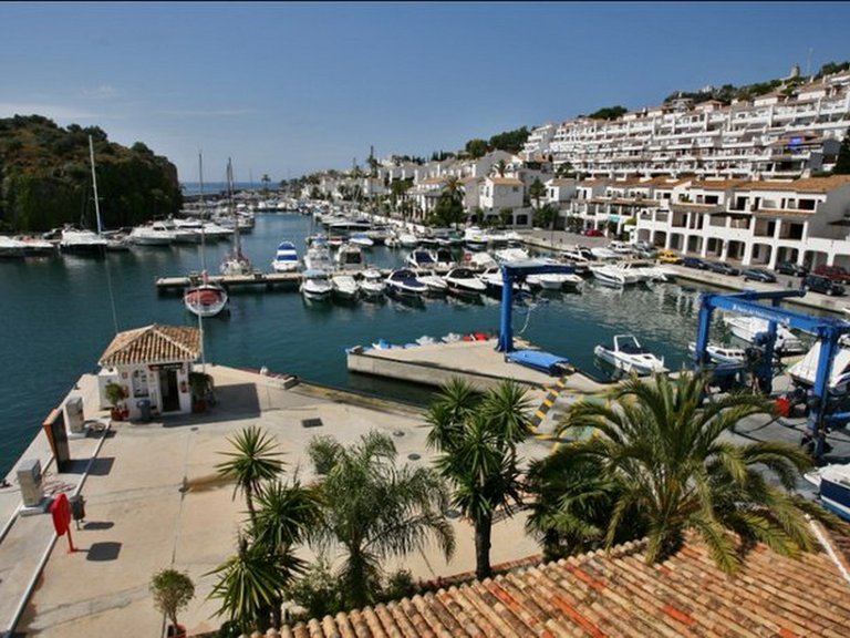BEAUTIFUL TOWNHOUSE JUST STEPS FROM THE MARINA AND THE BEACH 42