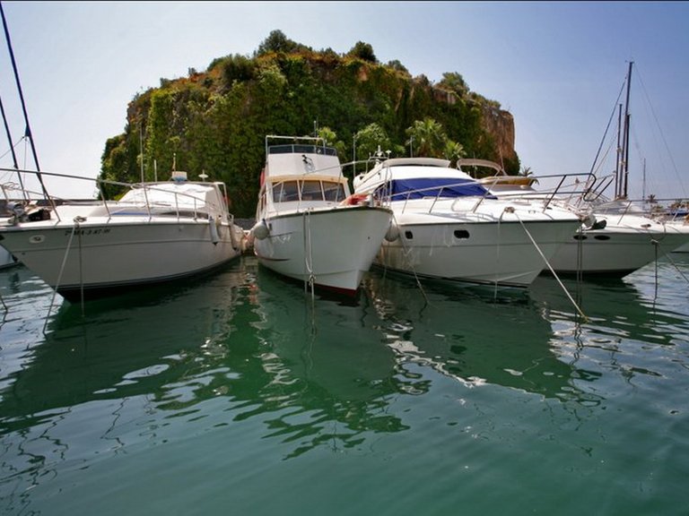 BEAUTIFUL TOWNHOUSE JUST STEPS FROM THE MARINA AND THE BEACH 43