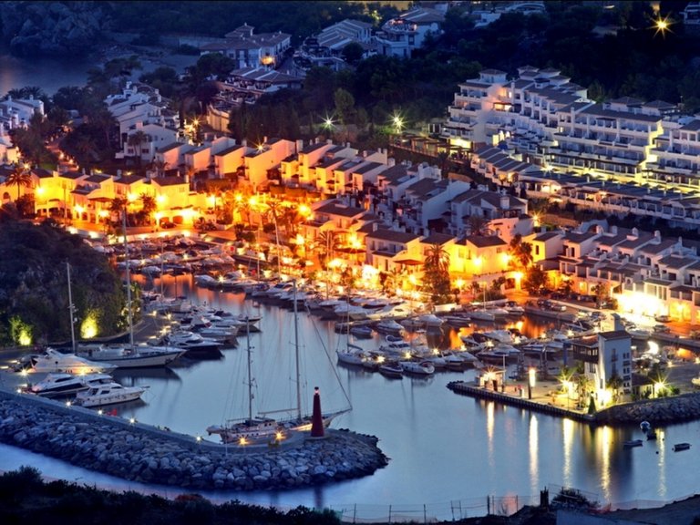 BEAUTIFUL TOWNHOUSE JUST STEPS FROM THE MARINA AND THE BEACH 46