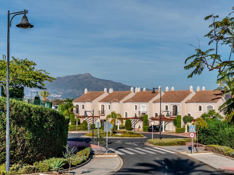 Spacious Family Townhouse in Paraíso Hills, New Golden Mile 28