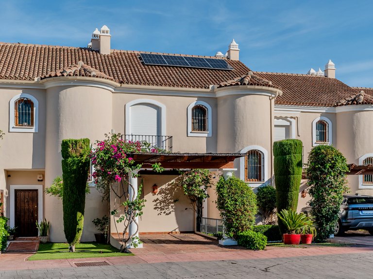 Spacious Family Townhouse in Paraíso Hills, New Golden Mile 1