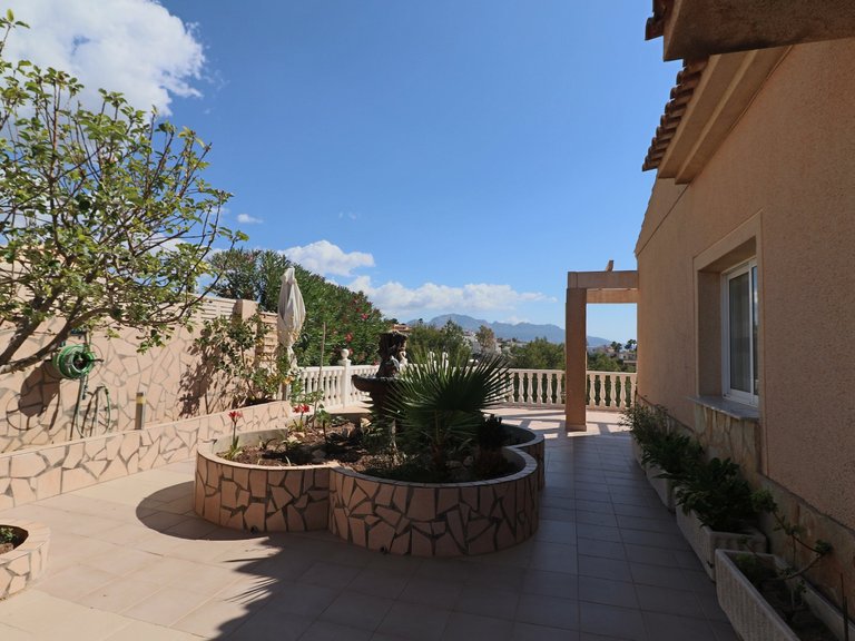 For Sale A Large villa in La Nucia with pool, parking and large plot 8