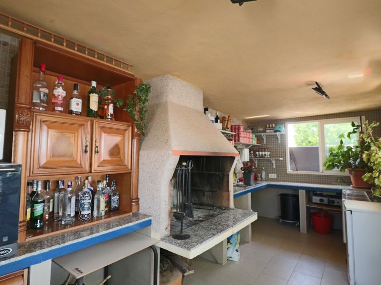For Sale A Large villa in La Nucia with pool, parking and large plot 17