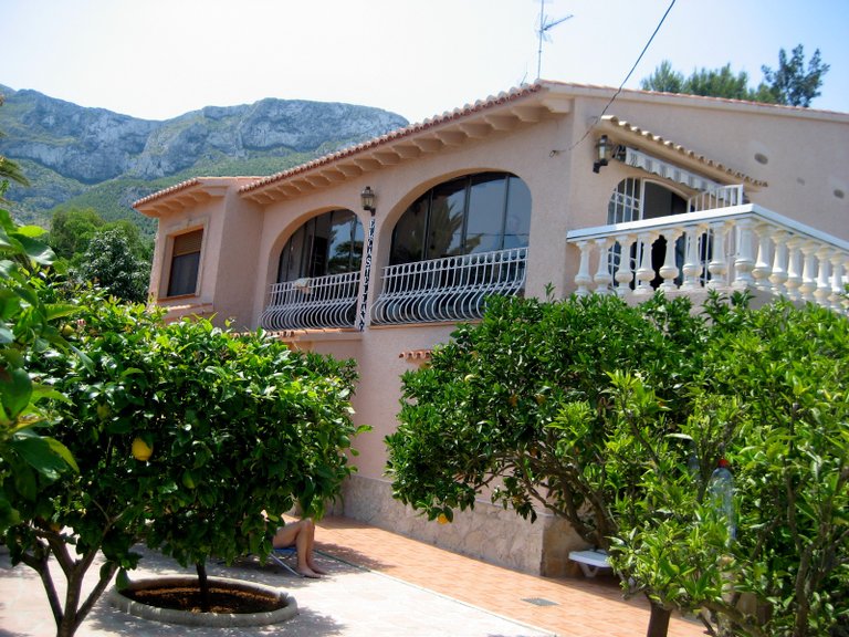 CHALET INDEPENDIENTE CON APARTAMENTO DE INVITADOS, PISCINA Y PARCELA DE 844 m² EN LA PEDRERA, DÉNIA 2