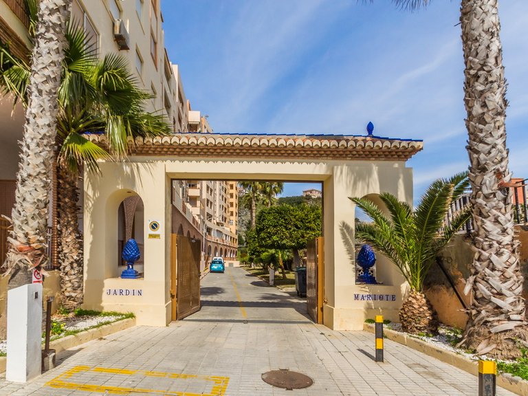 FLAT WITH TERRACE IN AN ICONIC BEACHFRONT RESIDENTIAL COMPLEX 44