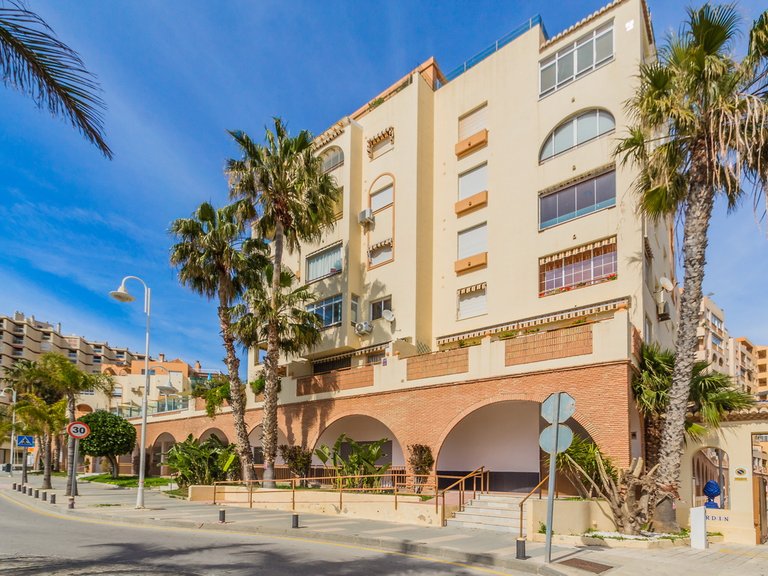 FLAT WITH TERRACE IN AN ICONIC BEACHFRONT RESIDENTIAL COMPLEX 45