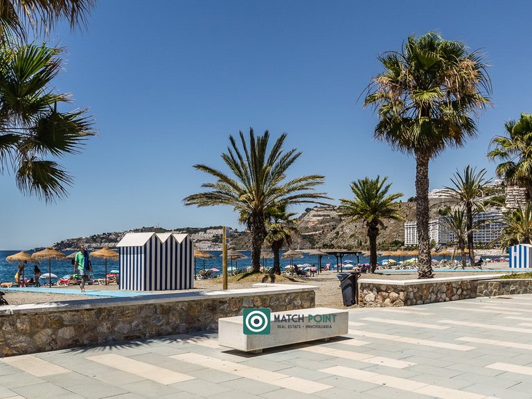 FLAT WITH TERRACE IN AN ICONIC BEACHFRONT RESIDENTIAL COMPLEX 46