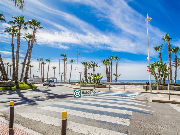 FLAT WITH TERRACE IN AN ICONIC BEACHFRONT RESIDENTIAL COMPLEX 48