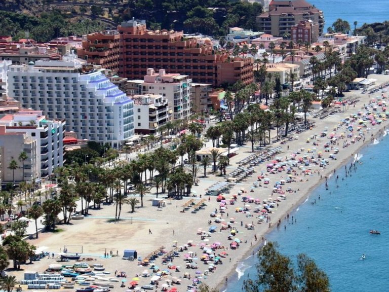 FLAT WITH TERRACE IN AN ICONIC BEACHFRONT RESIDENTIAL COMPLEX 51