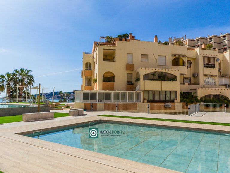 FLAT WITH TERRACE IN AN ICONIC BEACHFRONT RESIDENTIAL COMPLEX 7