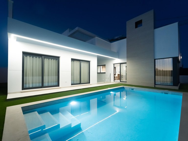 Key Ready Luxury 3 Bed 4 Bath Detached Villa with Private Pool, Parking, Basement and Solarium. 3