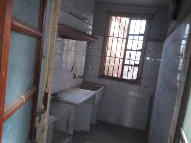 Casa para reformar o para derribar ubicada en Burjassot, valencia. 8