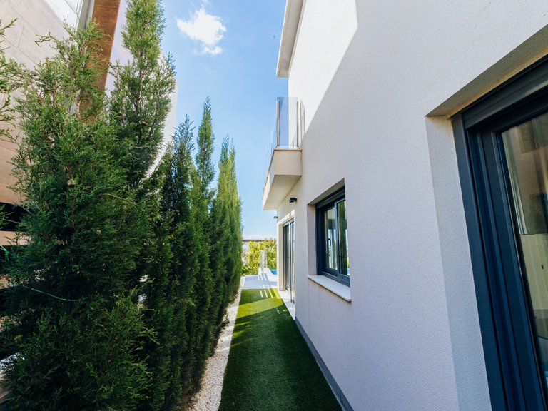 A Luxury 3 Bed 3 Bath Detached Villa with Private Pool and Parking. 3