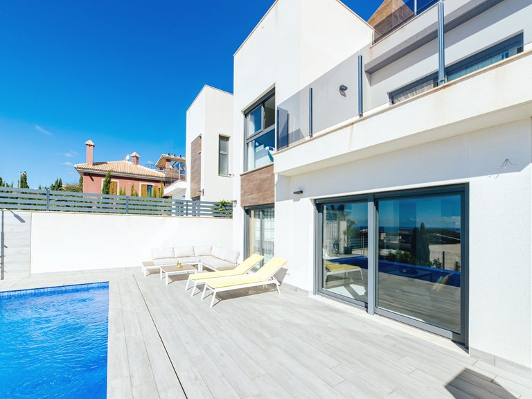 A Luxury 3 Bed 3 Bath Detached Villa with Private Pool and Parking. 7