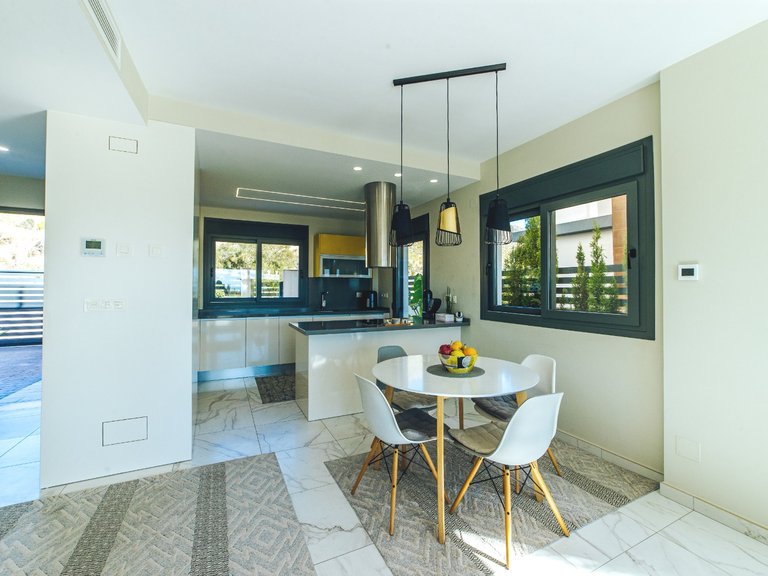 A Luxury 3 Bed 3 Bath Detached Villa with Private Pool and Parking. 5