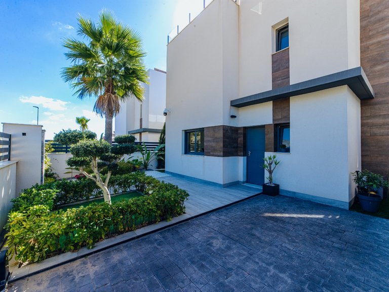 A Luxury 3 Bed 3 Bath Detached Villa with Private Pool and Parking. 1