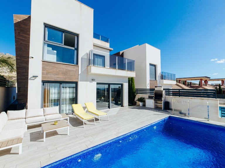 A Luxury 3 Bed 3 Bath Detached Villa with Private Pool and Parking. 6