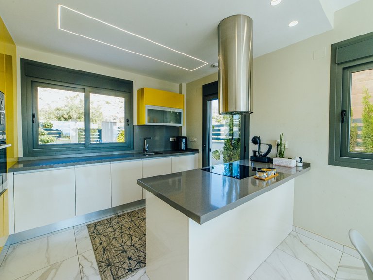 A Luxury 3 Bed 3 Bath Detached Villa with Private Pool and Parking. 2