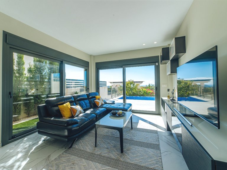 A Luxury 3 Bed 3 Bath Detached Villa with Private Pool and Parking. 8