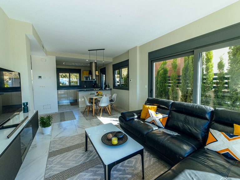 A Luxury 3 Bed 3 Bath Detached Villa with Private Pool and Parking. 9