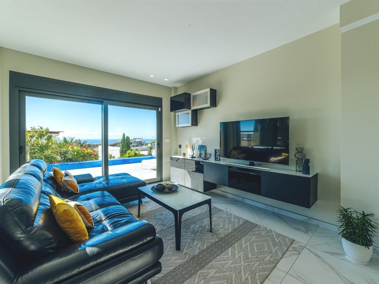 A Luxury 3 Bed 3 Bath Detached Villa with Private Pool and Parking. 10