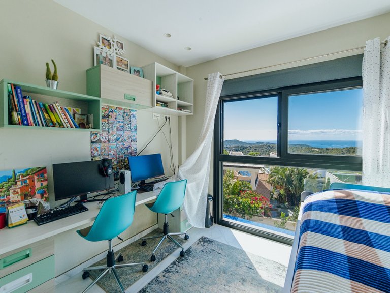 A Luxury 3 Bed 3 Bath Detached Villa with Private Pool and Parking. 14