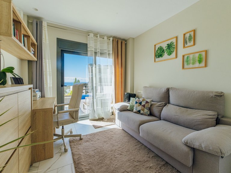 A Luxury 3 Bed 3 Bath Detached Villa with Private Pool and Parking. 16