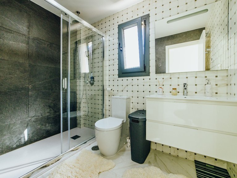 A Luxury 3 Bed 3 Bath Detached Villa with Private Pool and Parking. 17