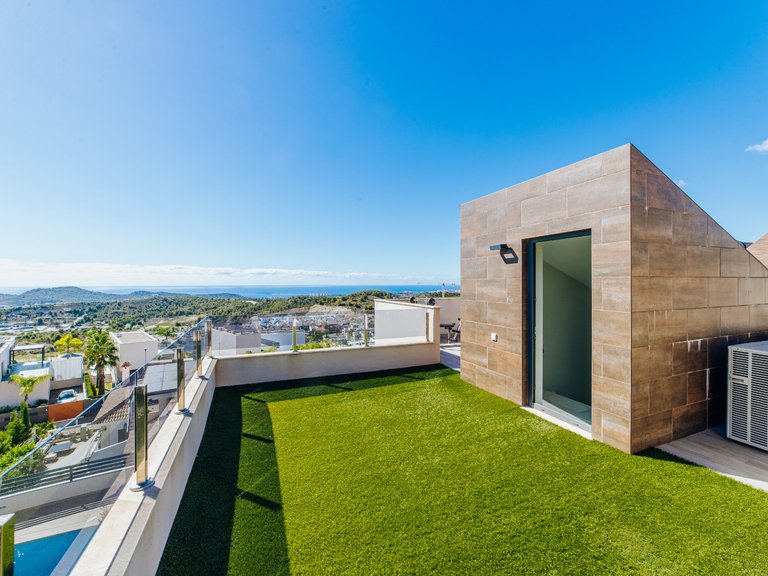 A Luxury 3 Bed 3 Bath Detached Villa with Private Pool and Parking. 19