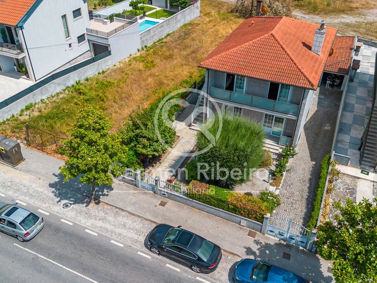 Moradia com Duas Habitações Independentes, Jardim e Garagem | Cidade de Fafe 1