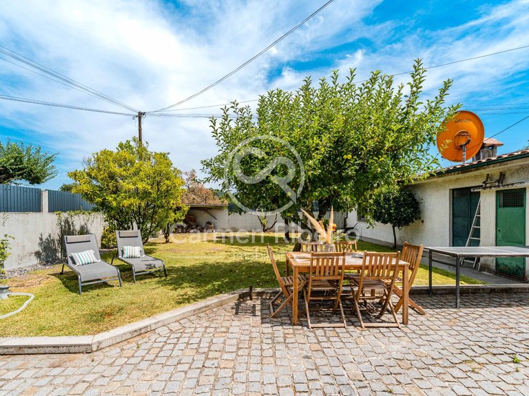 Moradia com Duas Habitações Independentes, Jardim e Garagem | Cidade de Fafe 2