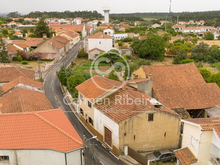 Moradia independente T4 com adega, anexo e quintal em Ois do Bairro - Anadia 1