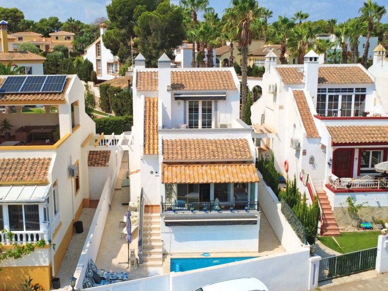 Villa for Sale in Villamartín,Alicante 1