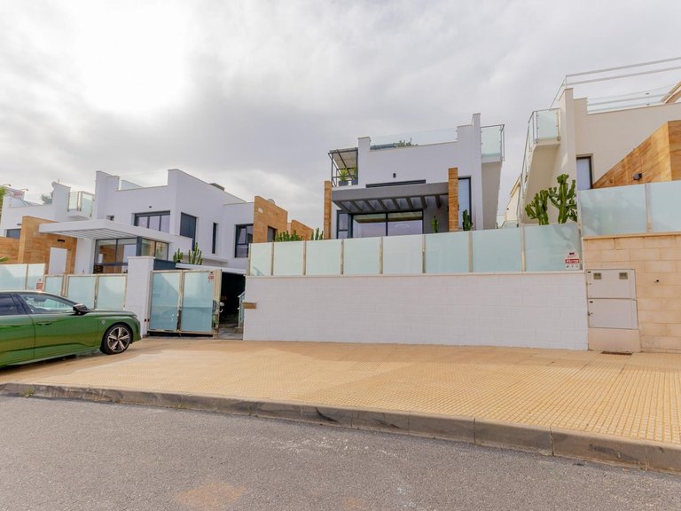 Villa for Sale in Lomas de Cabo Roig,Alicante 1