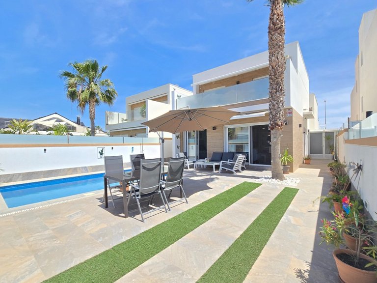 Villa for Sale in Pilar de la Horadada,Alicante 1