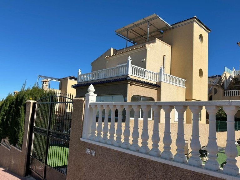 Villa for Sale in Villamartín,Alicante 1
