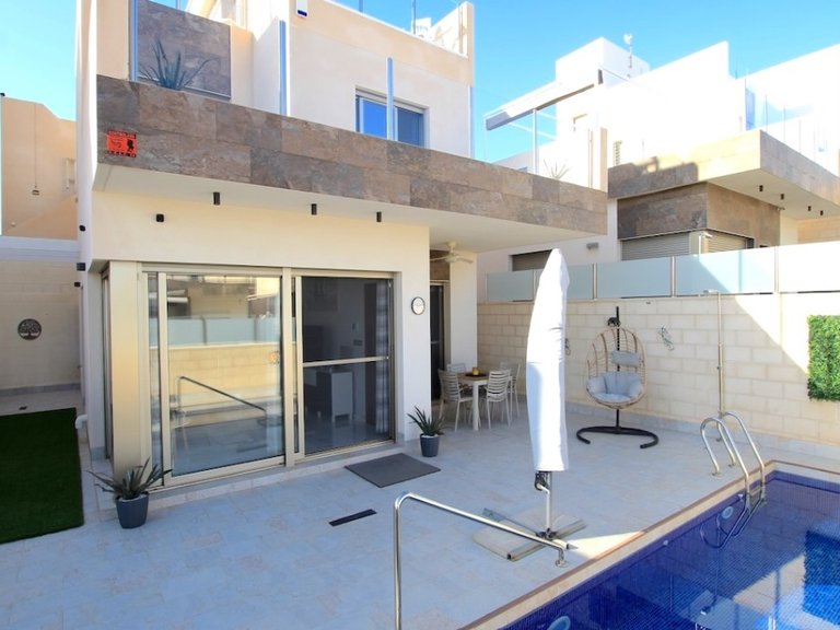 Villa for Sale in Villamartín,Alicante 1