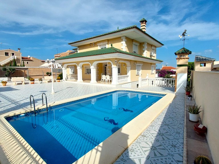 Villa for Sale in Los Balcones,Alicante 1