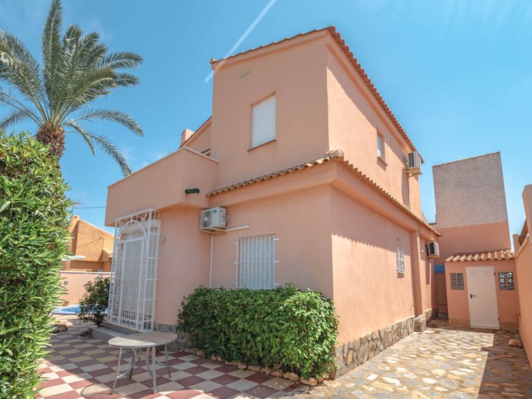 Villa for Sale in Mil Palmeras,Alicante 2