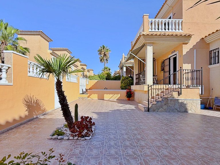 Villa for Sale in Punta Prima,Alicante 3
