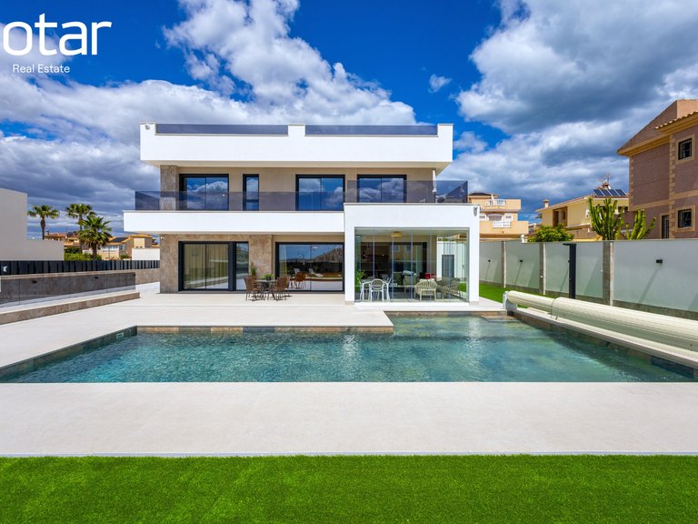 Villa for Sale in Aguas Nuevas,Alicante 1