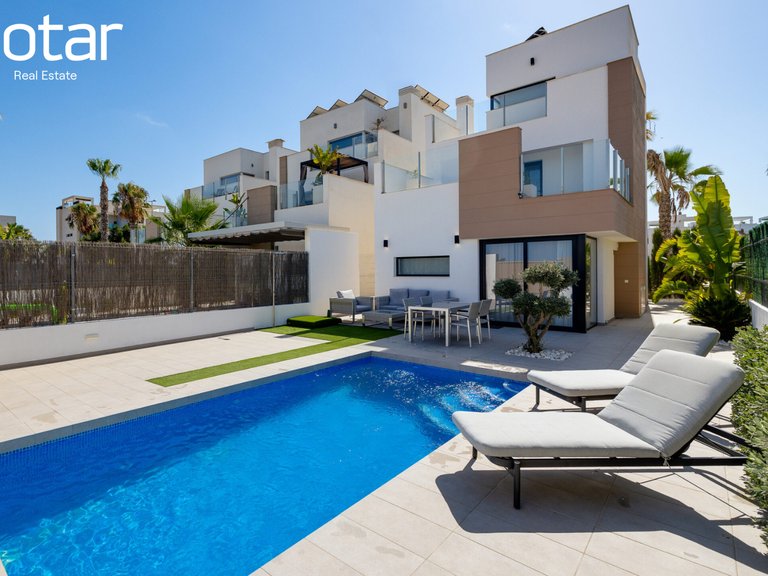 Villa for Sale in El Raso - Guardamar del Segura,Alicante 1