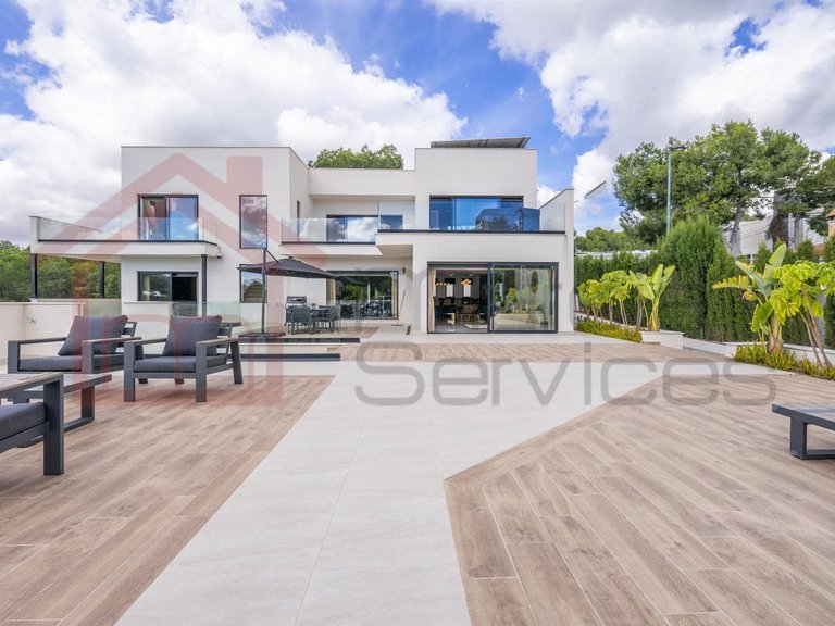 Villa for Sale in Pinar De Campoverde, Alicante 4