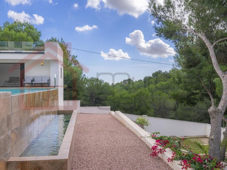 Villa for Sale in Pinar De Campoverde, Alicante 36