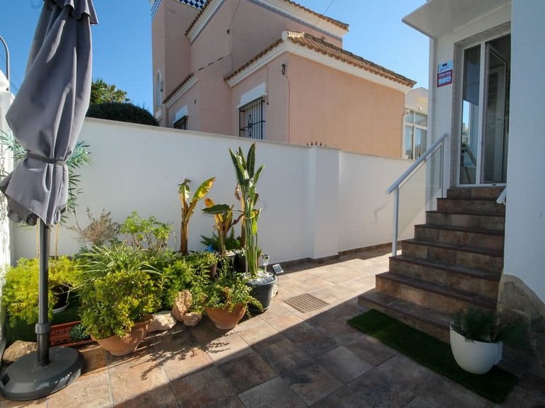 Villa for Sale in Villamartin, 25
