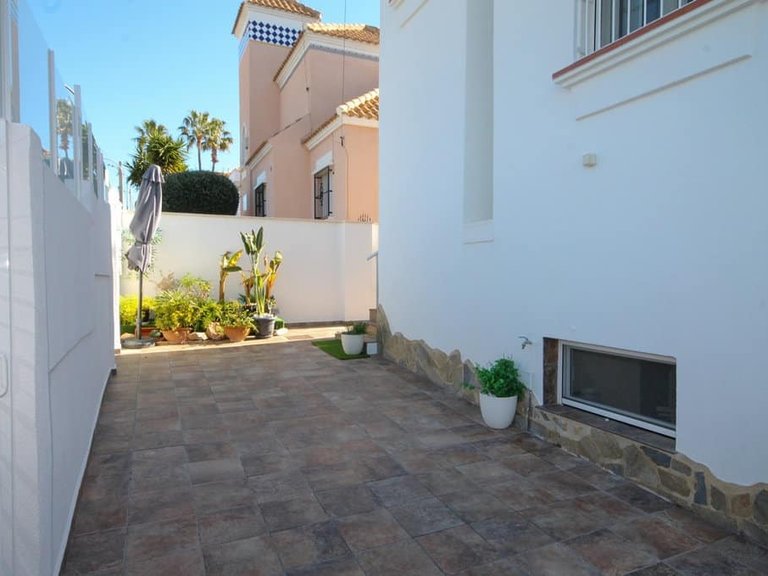 Villa for Sale in Villamartin, 24