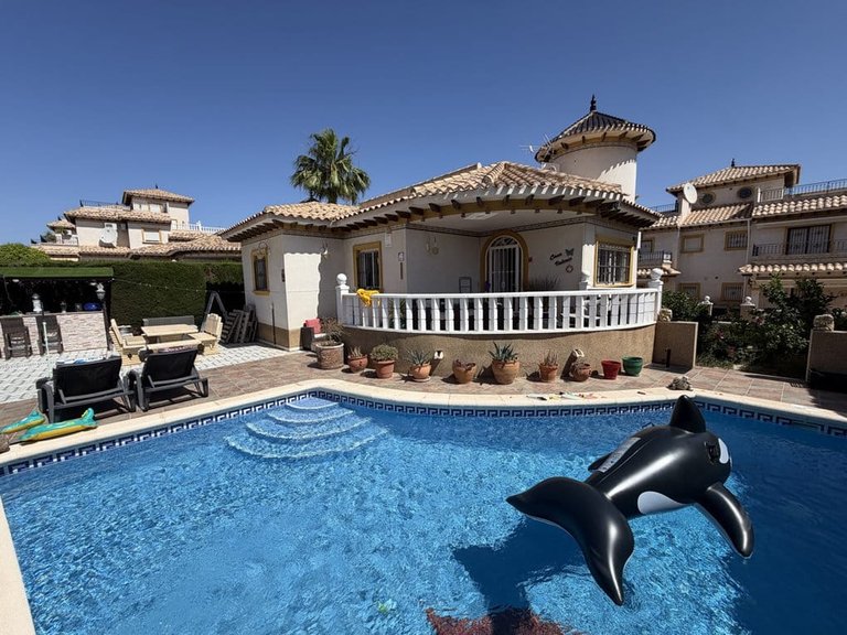 Villa for Sale in Villamartin, 1