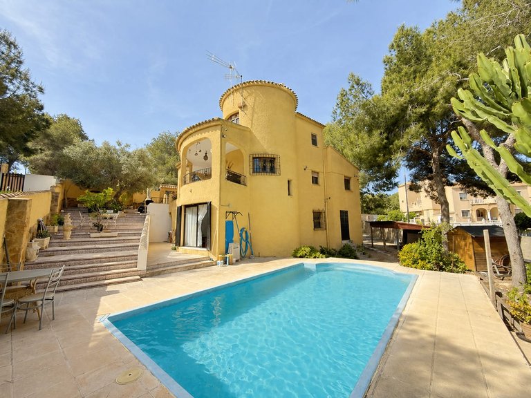 Villa for Sale in Villamartin, Alicante 2