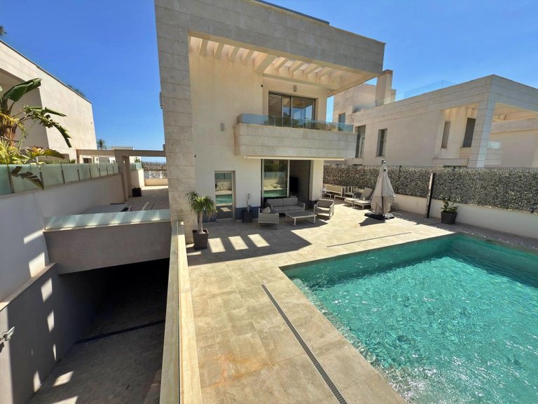 Villa for Sale in Villamartin, Alicante 4