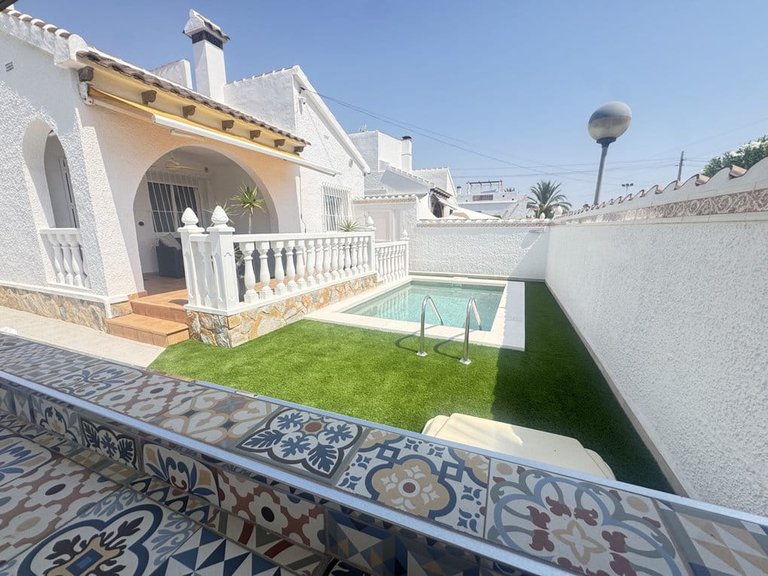Villa for Sale in Villamartin, 21